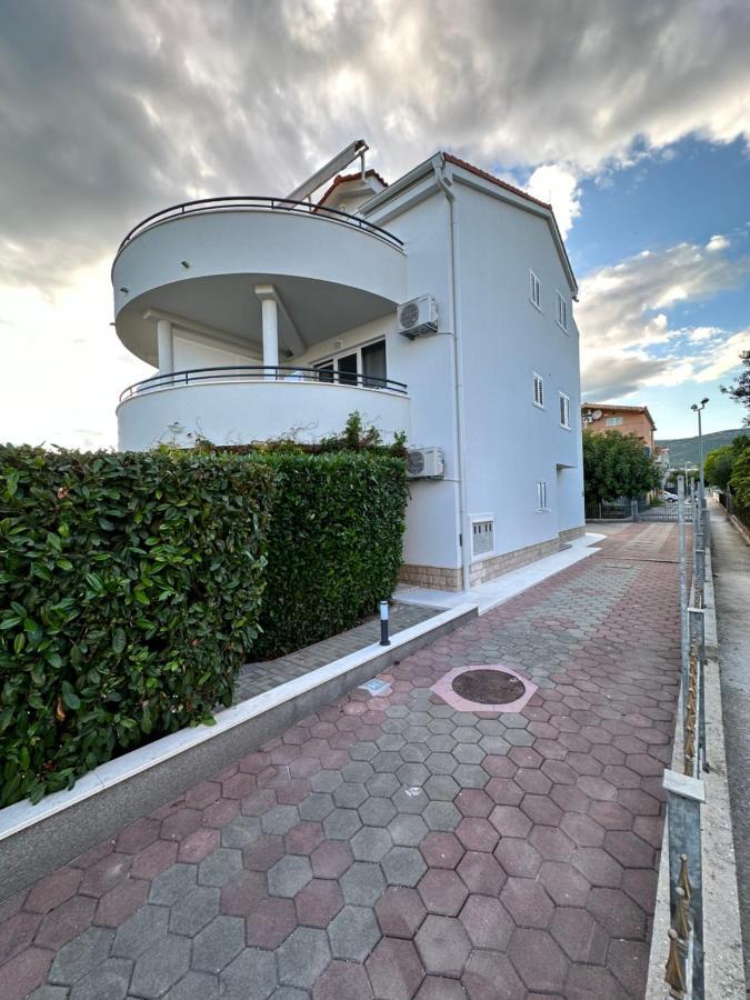 Apartments Villa Ohana Kastela Exterior photo